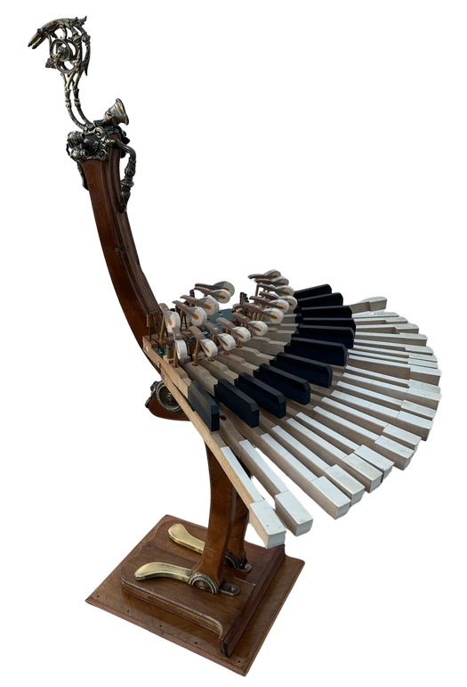 Piaseau Piaseau espèce disparue - Réalisé avec des éléments de piano. Cou et pattes avec pieds de piano droit, socle avec couvercle, plumes avec touches et marteaux, tête avec chandeliers et poignées, pattes avec pédales.