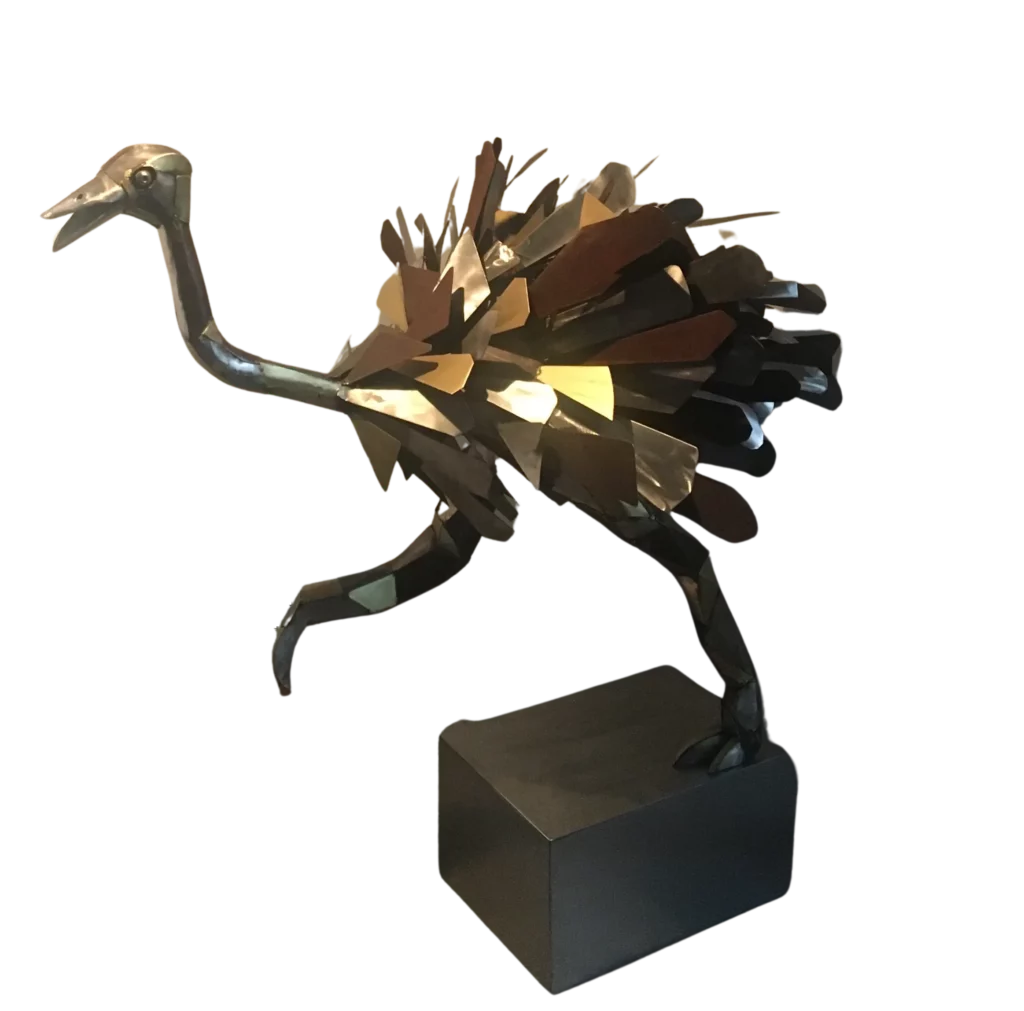 Autruche au sprint - Réalisé avec des chutes inox et acier peint ou verni pour effet tricolore. Socle caisson inox. h 160cm L 120 cm l 80 cm