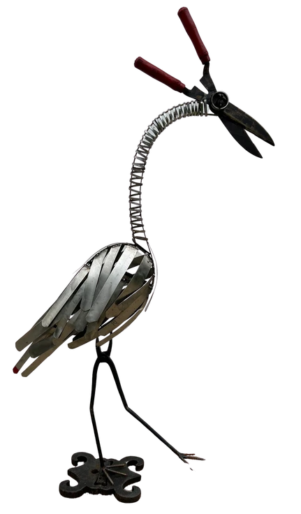 Héron cisailles Héron cisailles - Réalisé avec chutes inox, pattes pinces de forgeron, bec et tête cisailes à haie, socle élélement de cheminée. h 150 cm