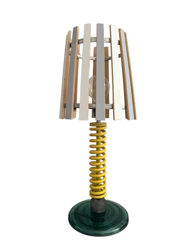 Luminaire 8 Lampe jaune ressort et lattes - Socle isolateur EDF - Pied ressort amortisseur auto - Abat jour lattes de sommier H 55cm - L 35
