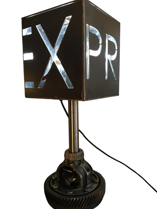 Lampe Cubique Lampe cubique - Lampe en acier découpée au laser. Socle provenant d'un différentiel auto. H50 - L25