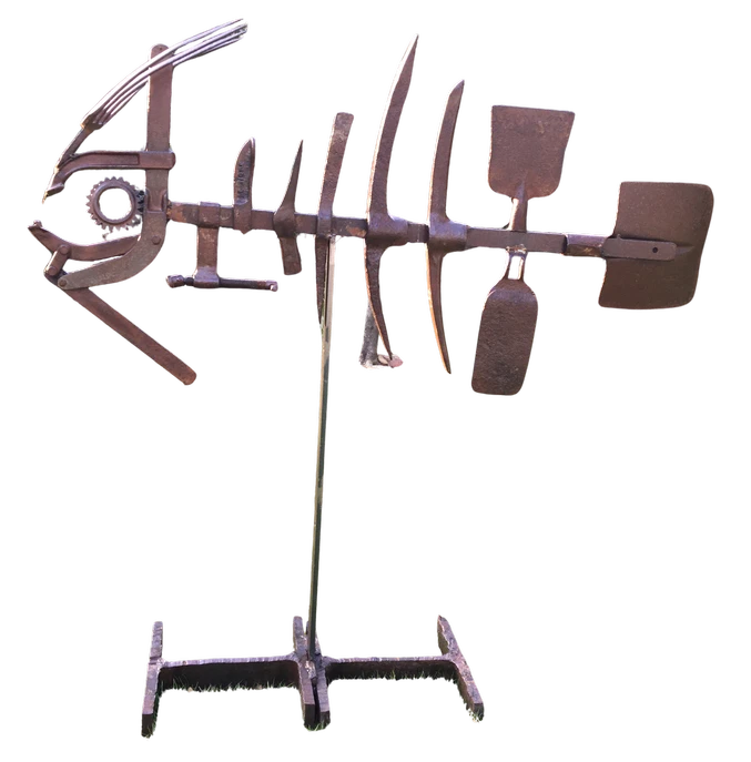 Squelette poisson 2 - Réalisé avec outils anciens, bêches, pelles, pioches, serre joint de maçon. Sur socle. h 120 cm L 150 cm