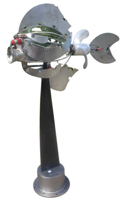 Poisson plongeur - Réalisé avec chutes de tôles diverses, pignons et chaines de vélo, engrenages auto. Sur socle 80 cm