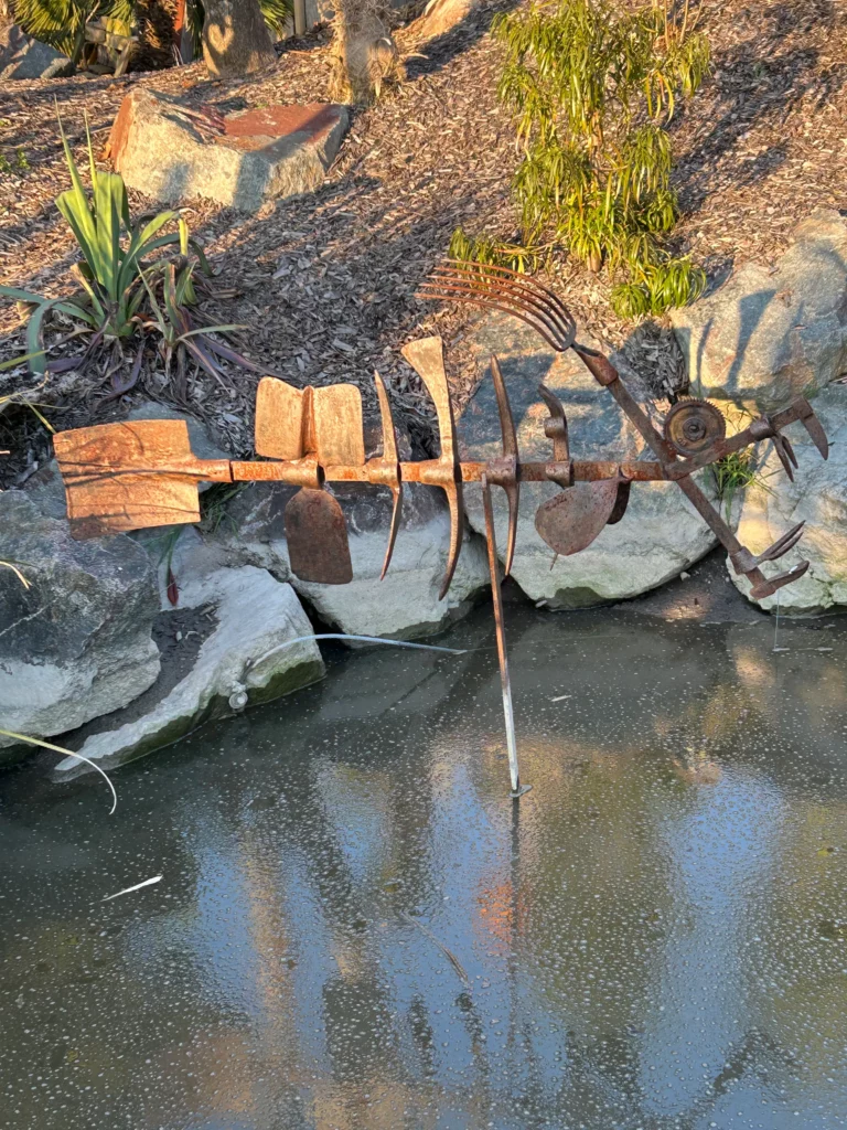 Squelette poisson - Réalisé avec outils anciens, bêches, pelles, pioches, serre joint de maçon. Sur socle. h 120 cm L 150 cm