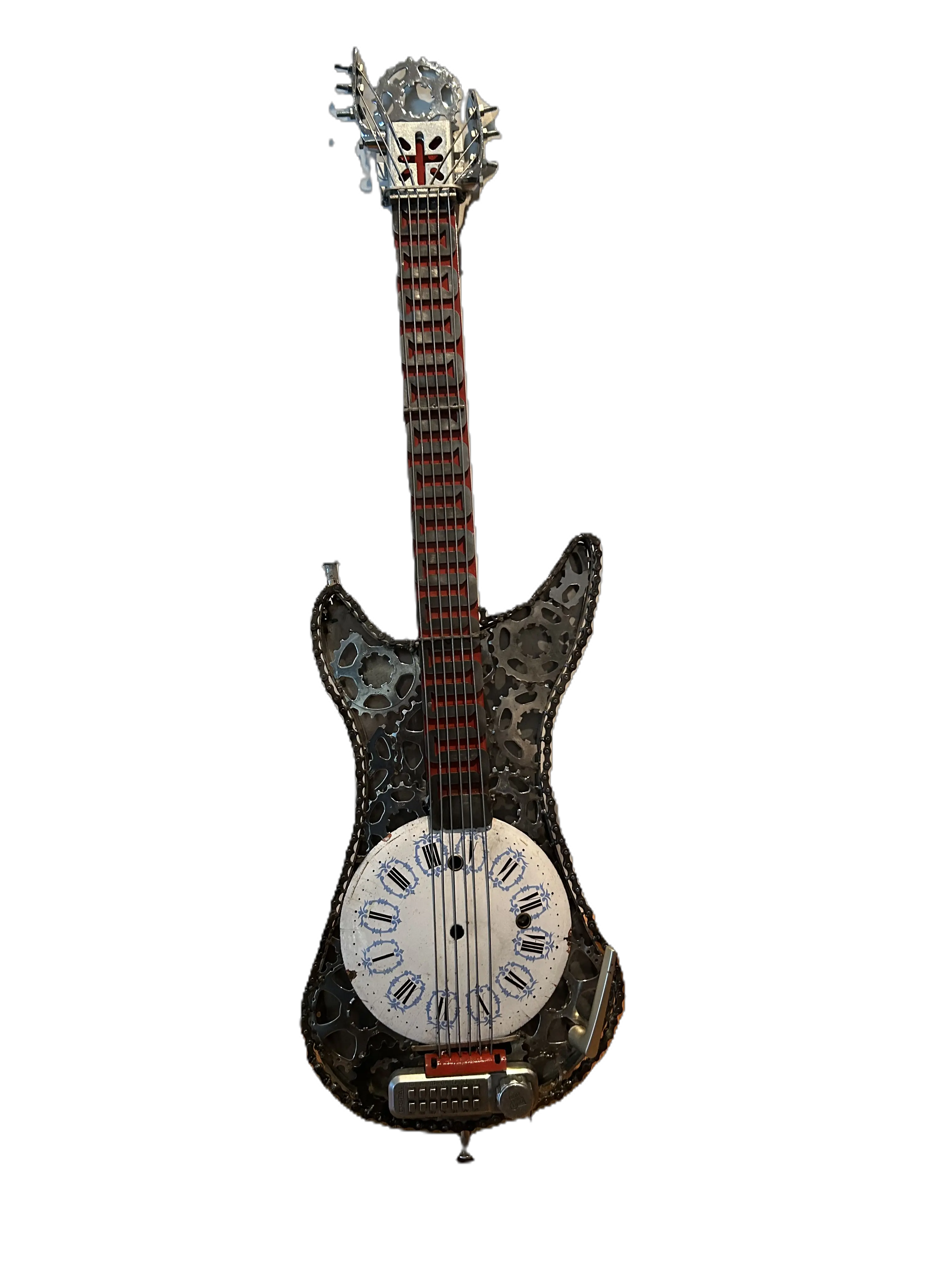 tole_futs_guitare Guitare - Détail du personnage Diègo - Réalisé en tôle, digicode, pièces de récupération, cadran d'horloge, pignons de vélo - L80 H35