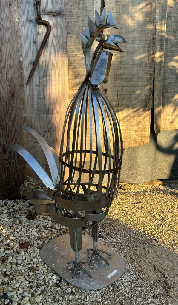 sculpture métal artistique dans un massif végétal sculpture décorative réalisé en inox exprimant la forme d-un clocher - H50cm - L35